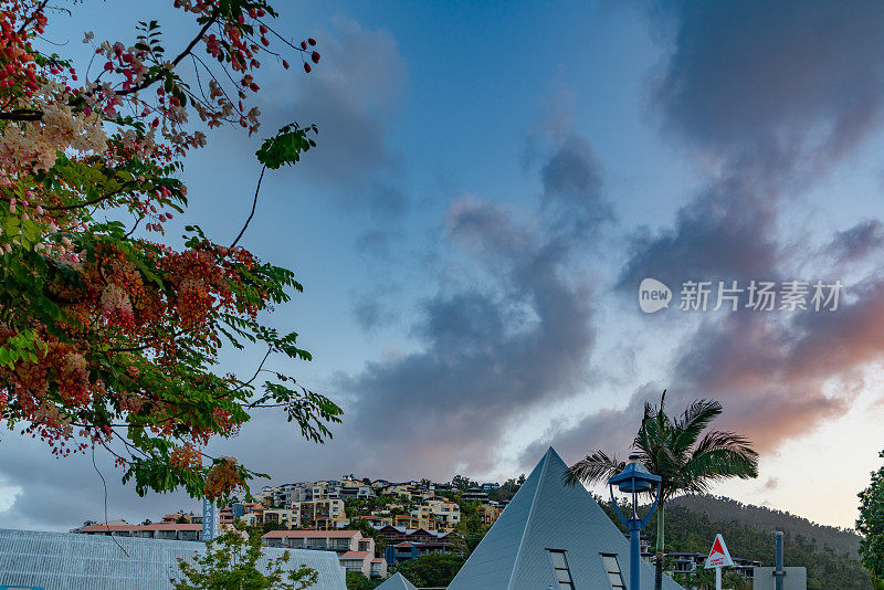 Airlie Beach Street view在黄昏的热带圣灵，澳大利亚。